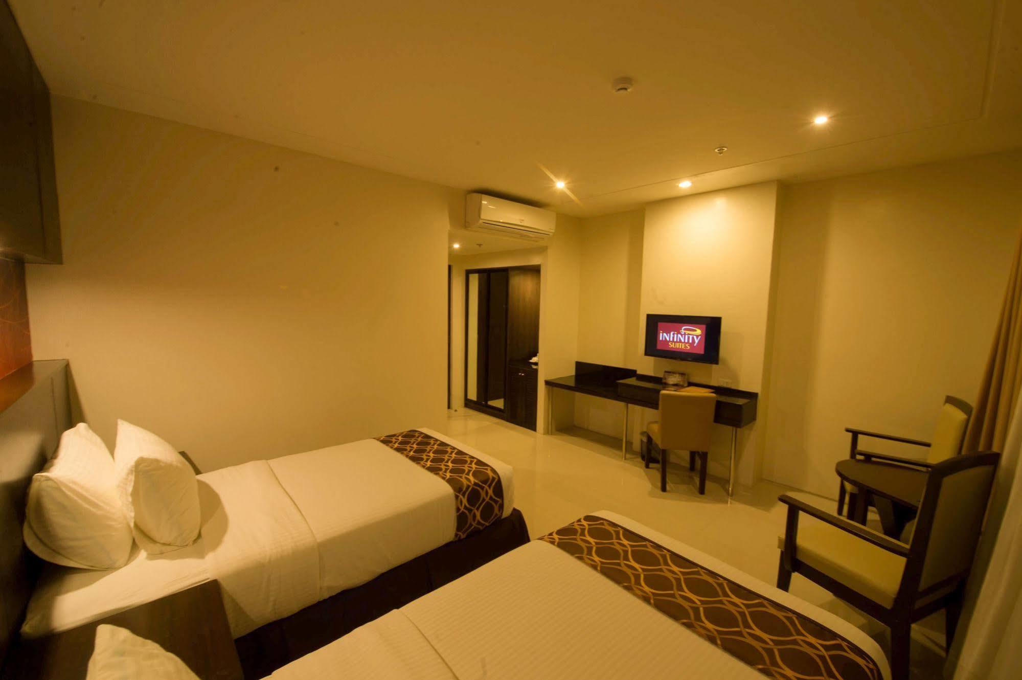 อินฟินิตี้ สวีทส์ Hotel Davao ภายนอก รูปภาพ