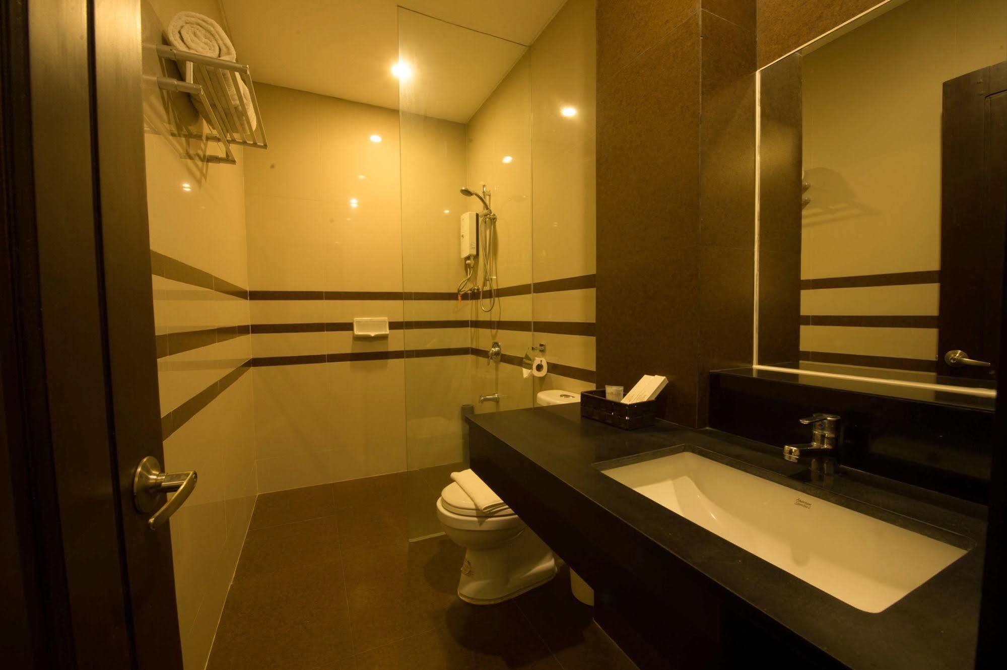 อินฟินิตี้ สวีทส์ Hotel Davao ภายนอก รูปภาพ